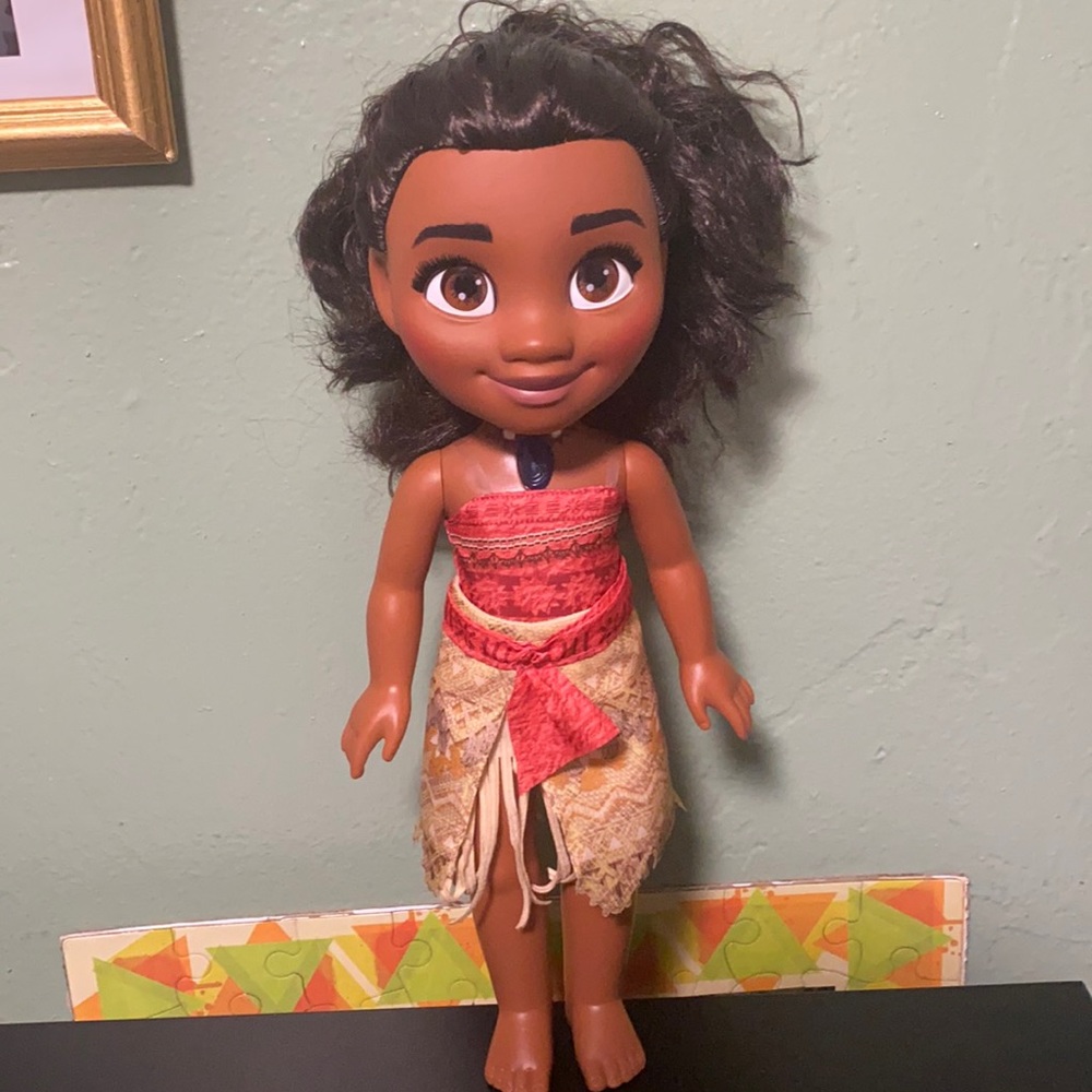Disney Store Moana Singing Doll Musical Princess Lights Up Necklace